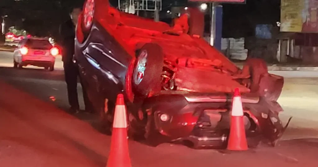 Carro capota após colisão na RJ-106, em Itapeba