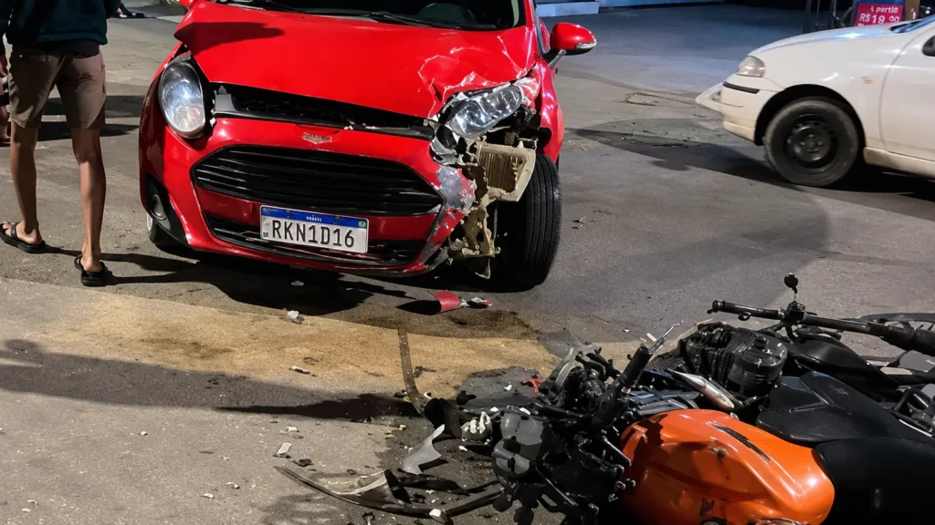 Colisão entre carro e moto deixa motociclista em estado grave no Jardim Esperança