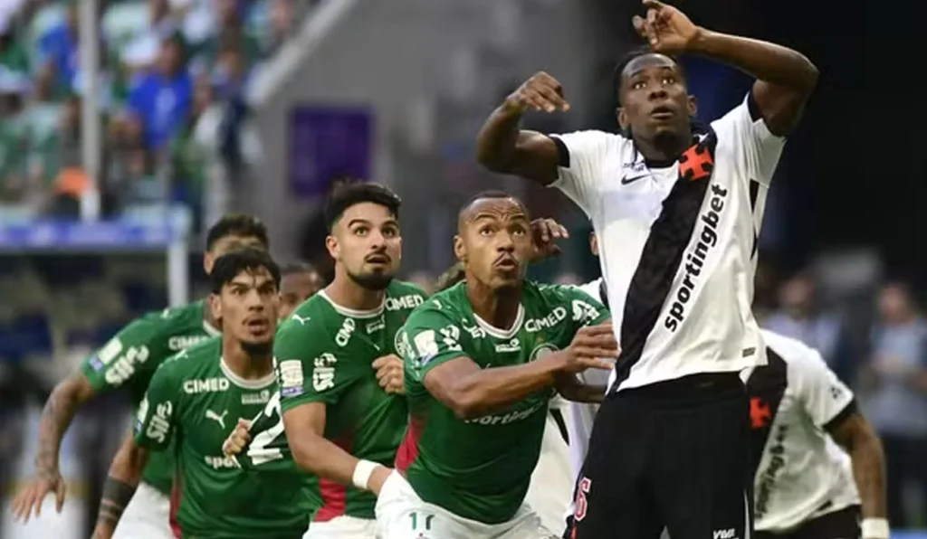 Vasco sofre dois gols em dez minutos, perde para o Palmeiras e permanece no Z-4