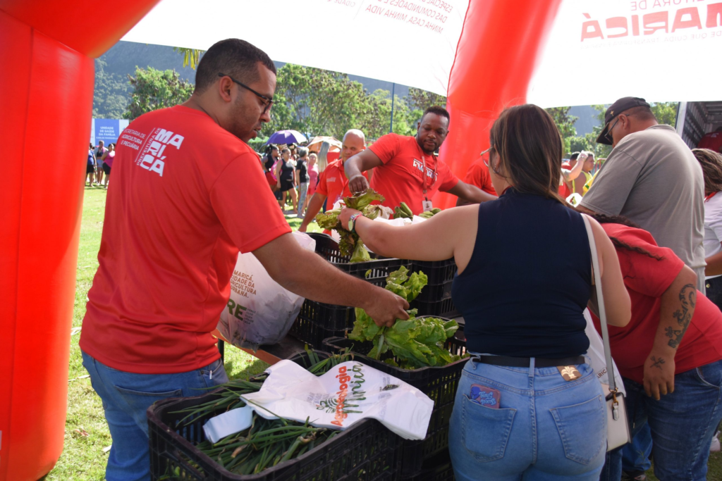 Maricá distribui hortaliças e alimentos frescos no Bairro da Amizade nesta quinta-feira