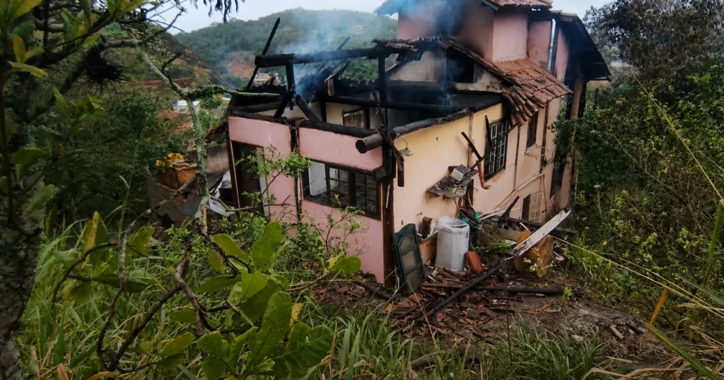 Morador lamenta perda da residência destruída por incêndio em Itaipuaçu