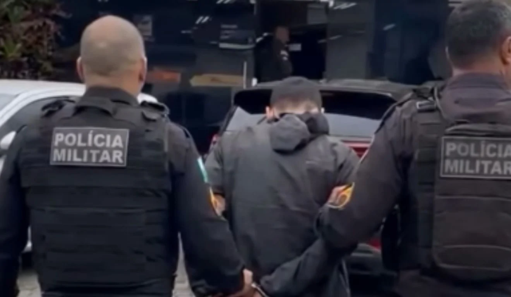 Jovem é detido após denúncia de ameaça e agressão contra a mãe em Maricá